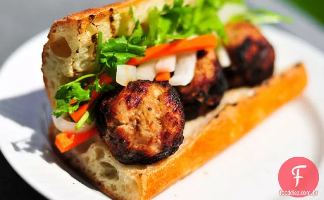Grelhar: Almôndega Vietnamita Banh Mi