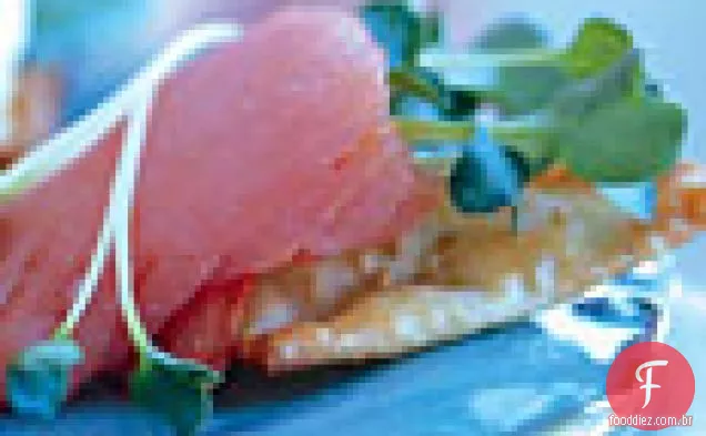 Triângulos de gergelim Wonton com salmão defumado e Wasabi