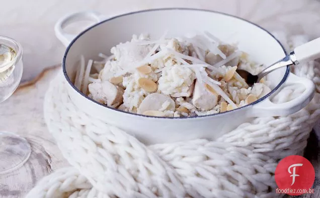 Arroz de jasmim, frango e amêndoa refogados