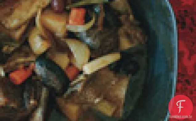 Costela curta e ensopado de vegetais