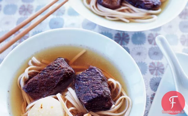 Costelas curtas de cinco especiarias com macarrão Udon