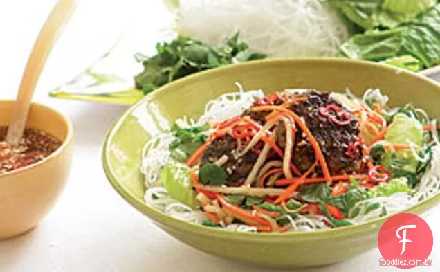 Salada Vietnamita De Macarrão com rissóis de porco (bún Cha)
