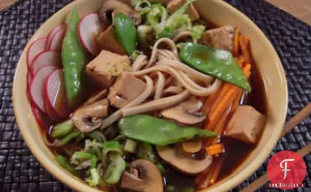 Macarrão asiático em caldo com legumes e Tofu
