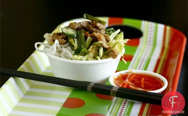 Frango grelhado vietnamita com macarrão Vermicelli (Bun Ga Nuong)