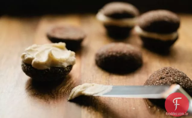 Biscoitos De Gengibre Com Manteiga Marrom Com Creme De Mascarpone De Mel