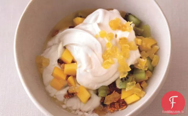 Iogurte Com Granola, Frutas Tropicais E Gengibre Cristalizado
