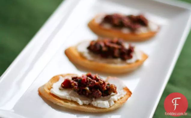 Bruschetta Com Queijo De Cabra E Tapenade De Azeitona