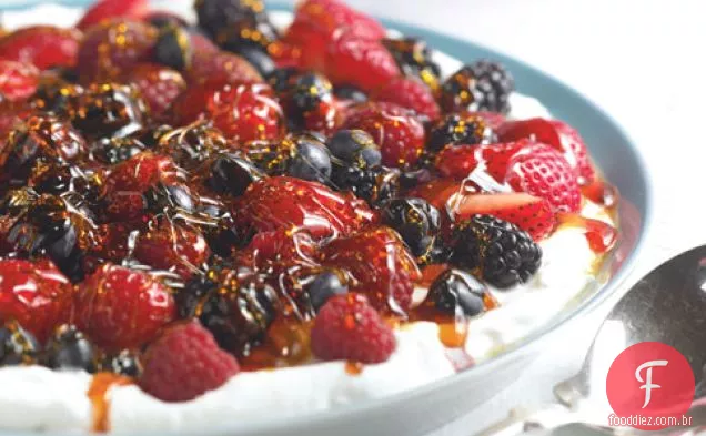 Iogurte De Gengibre Com Bagas E Caramelo Crocante