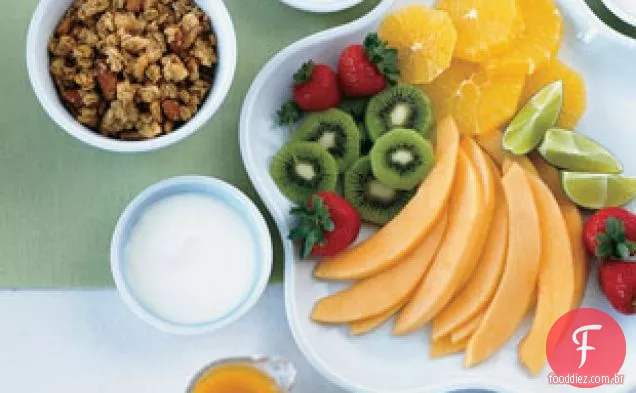 Prato de frutas frescas com molho de gengibre e manga