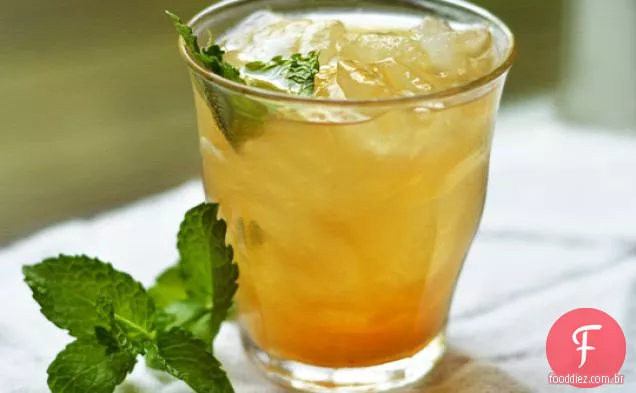 Elixir De Chá Verde Gelado Com Gengibre E Limão