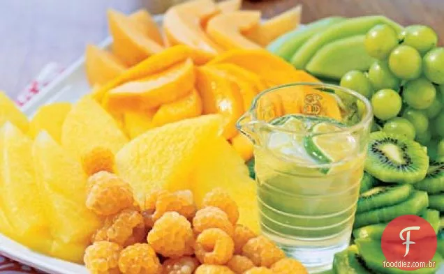 Salada de frutas composta com xarope de gengibre e limão