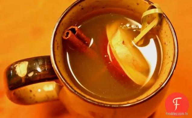 Maçã quente-gengibre Toddy em linha reta até Cocktails e bebidas espirituosas