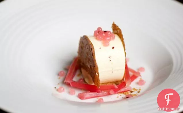 Cheesecake De Chocolate Branco E Gengibre, Gengibre Quebradiço E Ruibarbo