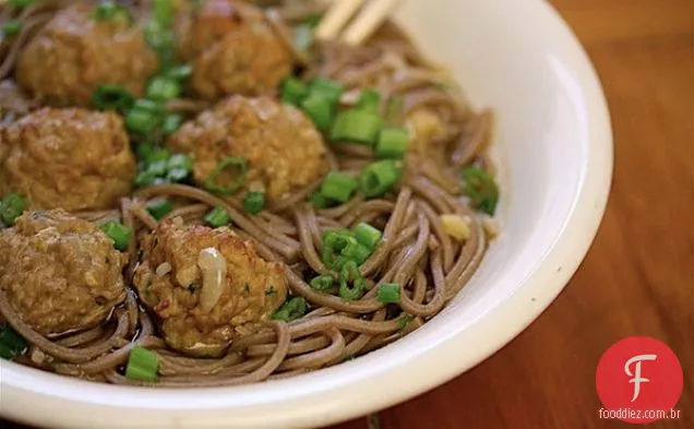 Macarrão Soba Bgsk Com Almôndegas De Frango Com Gengibre