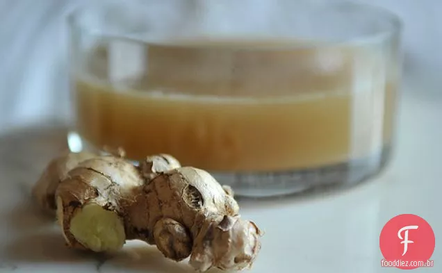Caldo de galinha com cheiro de gengibre