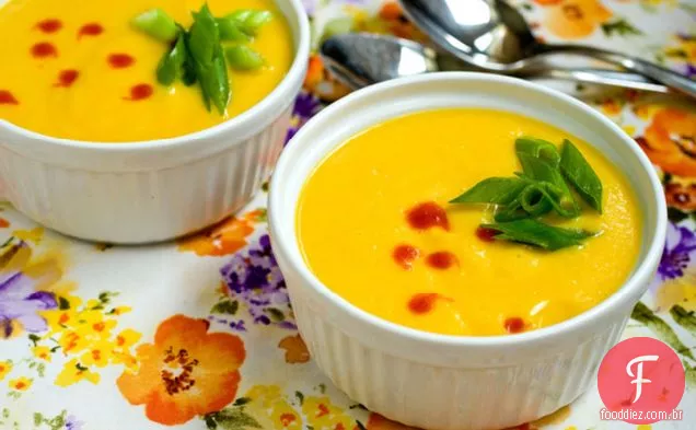 Sopa Dourada Refrigerada Da Beterraba & Do Gengibre