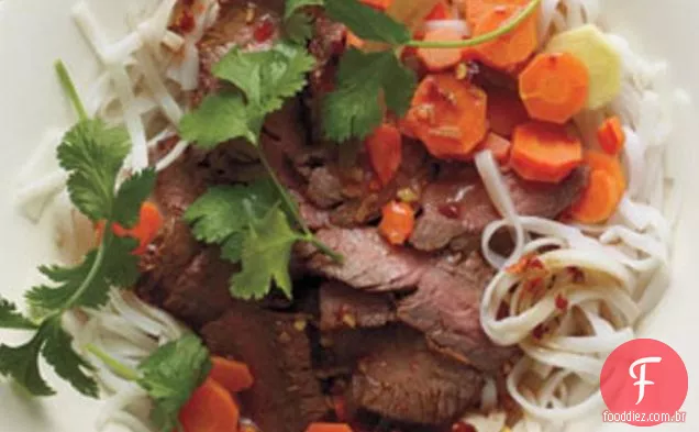 Receita de salada de bife e macarrão marinado com gengibre