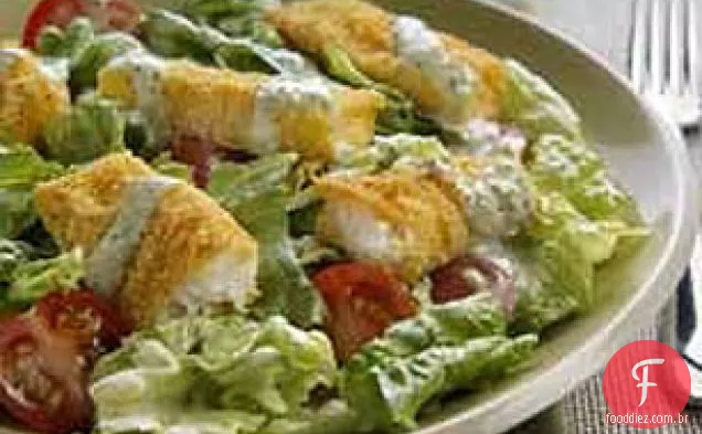 Dedos de peixe crocantes com salada Jalapeno Ranch