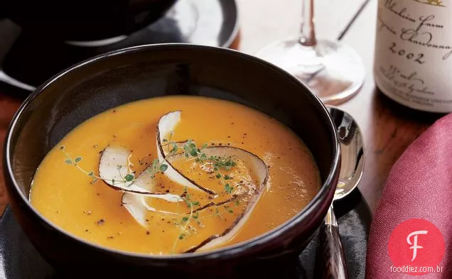 Sopa de abóbora com coco e gengibre