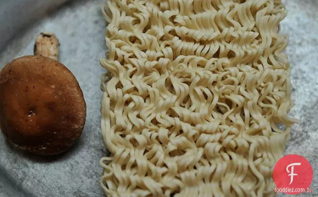 Ramen refogado com gergelim, Shiitake e gengibre