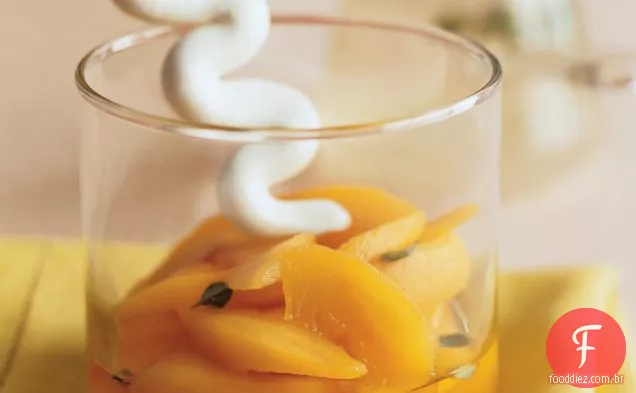 Salada de frutas amarelas com xarope de gengibre e tomilho