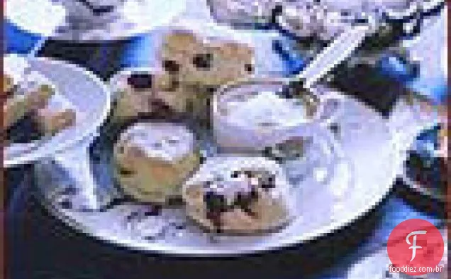 Scones de cereja azeda e gengibre-creme de marmelada