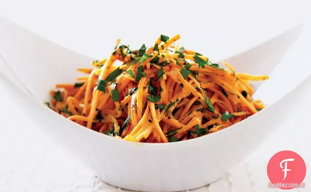 Salada de cenoura marinada com gengibre e óleo de gergelim