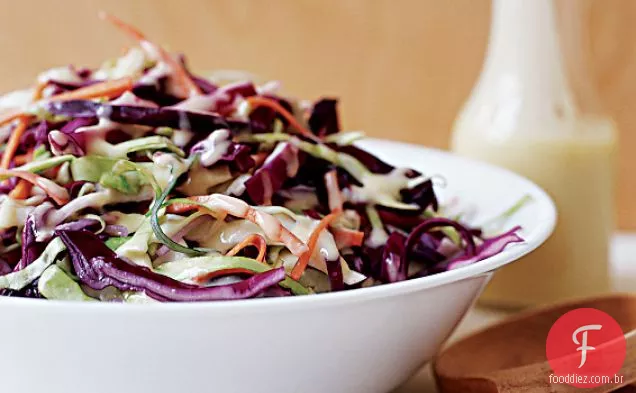 Salada de repolho asiática com molho de Miso-gengibre