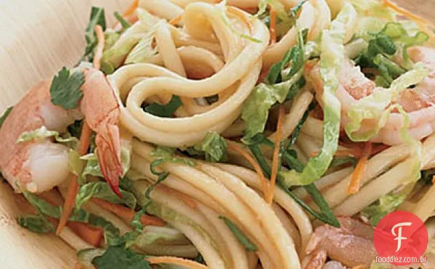 Salada de camarão e macarrão com molho de gengibre