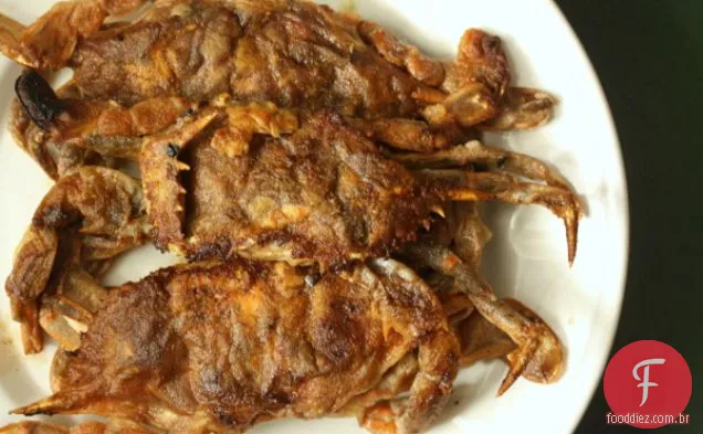 Caranguejos de casca mole com Linguine de tinta de Lula e Pesto de coentro e gengibre