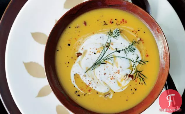 Sopa de abóbora de Butternut com creme picante de noz-pecã