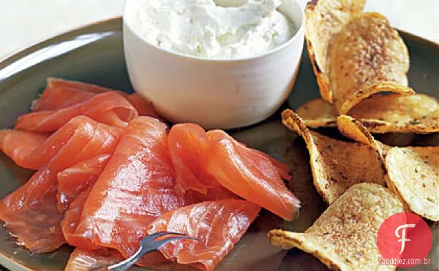 Salmão defumado e creme de rábano com batatas fritas