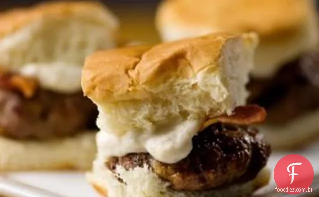 Sliders Com Bacon E Molho De Rábano