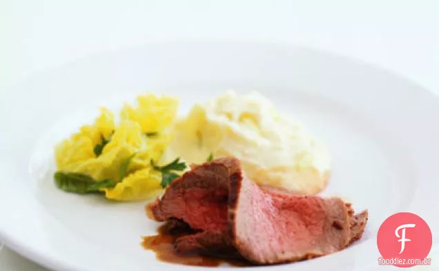 Carne assada com batatas de rábano