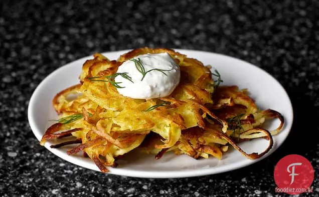 Latkes de batata-pastinaga com rábano e endro
