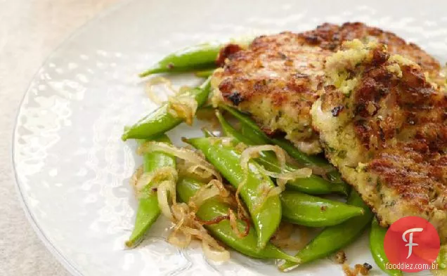 Coxas de frango com migalhas de alho e ervilhas