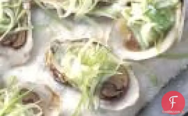Ostras na meia casca com maçã-rábano Slaw