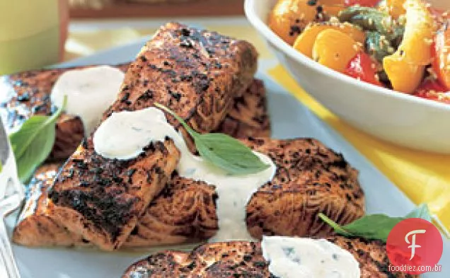 Filetes De Salmão Grelhado Com Molho Cremoso De Rábano