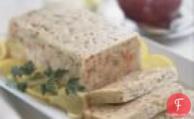 Pão de peixe Gefilte com creme de beterraba-rábano