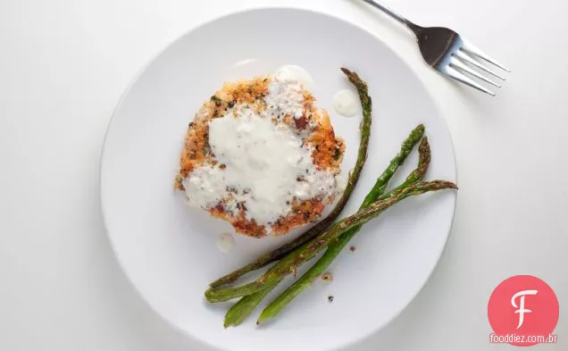 Bolos De Salmão Com Crosta De Pimenta Com Molho De Rábano