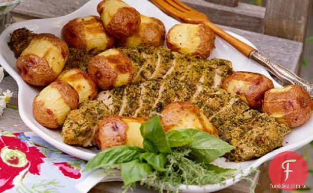 Lombo de porco com crosta de ervas com batatas novas assadas por rábano