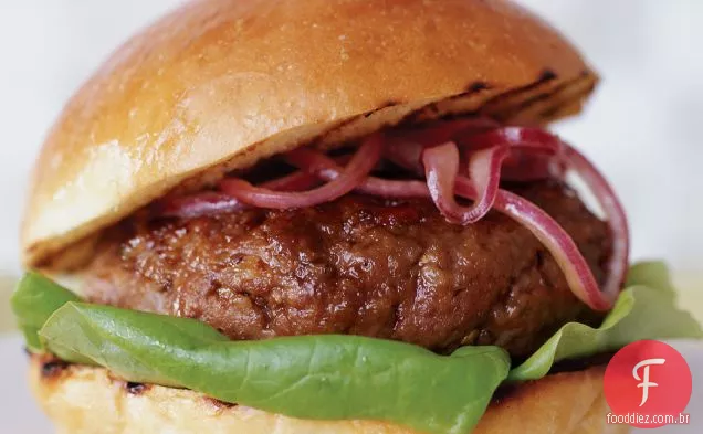 Pancetta-hambúrgueres de carne com ketchup de rábano