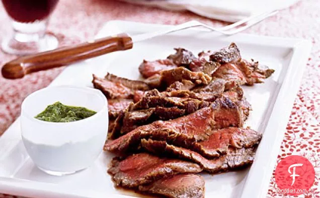 Cominho-pimenta flanco bife com rábano Chimichurri