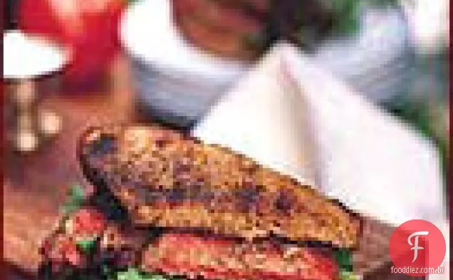 Sanduíches de bife, tomate e rúcula