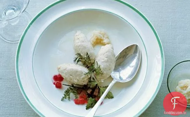 Quenelles de peixe branco com beterraba, rábano e ervas frescas