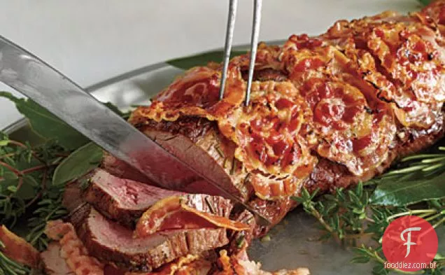 Lombo de carne embrulhado em Pancetta com creme de rábano batido