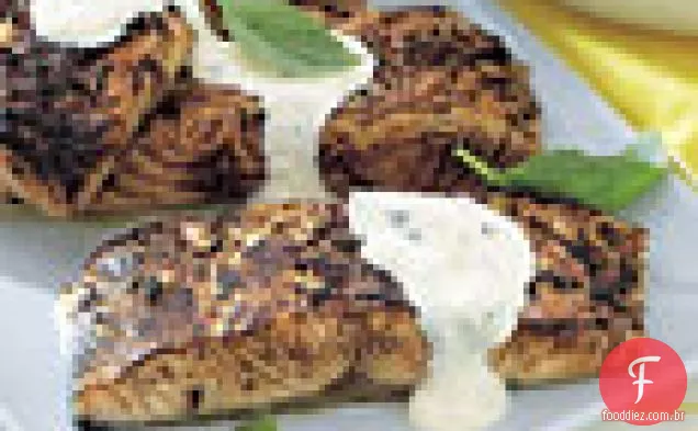 Filetes de salmão grelhado com molho cremoso de rábano