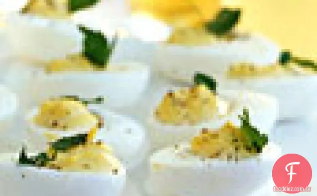 Ovos cozidos com rábano e pimenta preta