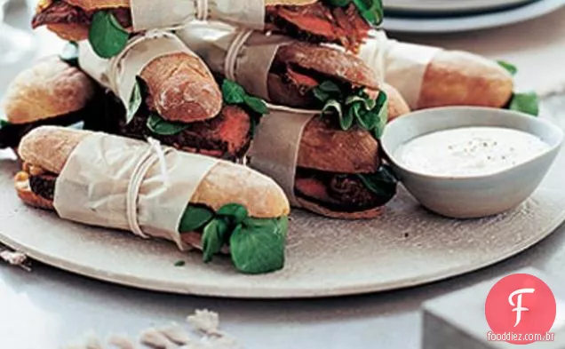 Sanduíches De Carne E Cebola Caramelizada Com Rábano