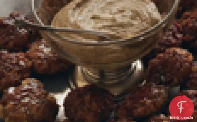 Bratwurst caseiro morde com Cerveja e mostarda de rábano